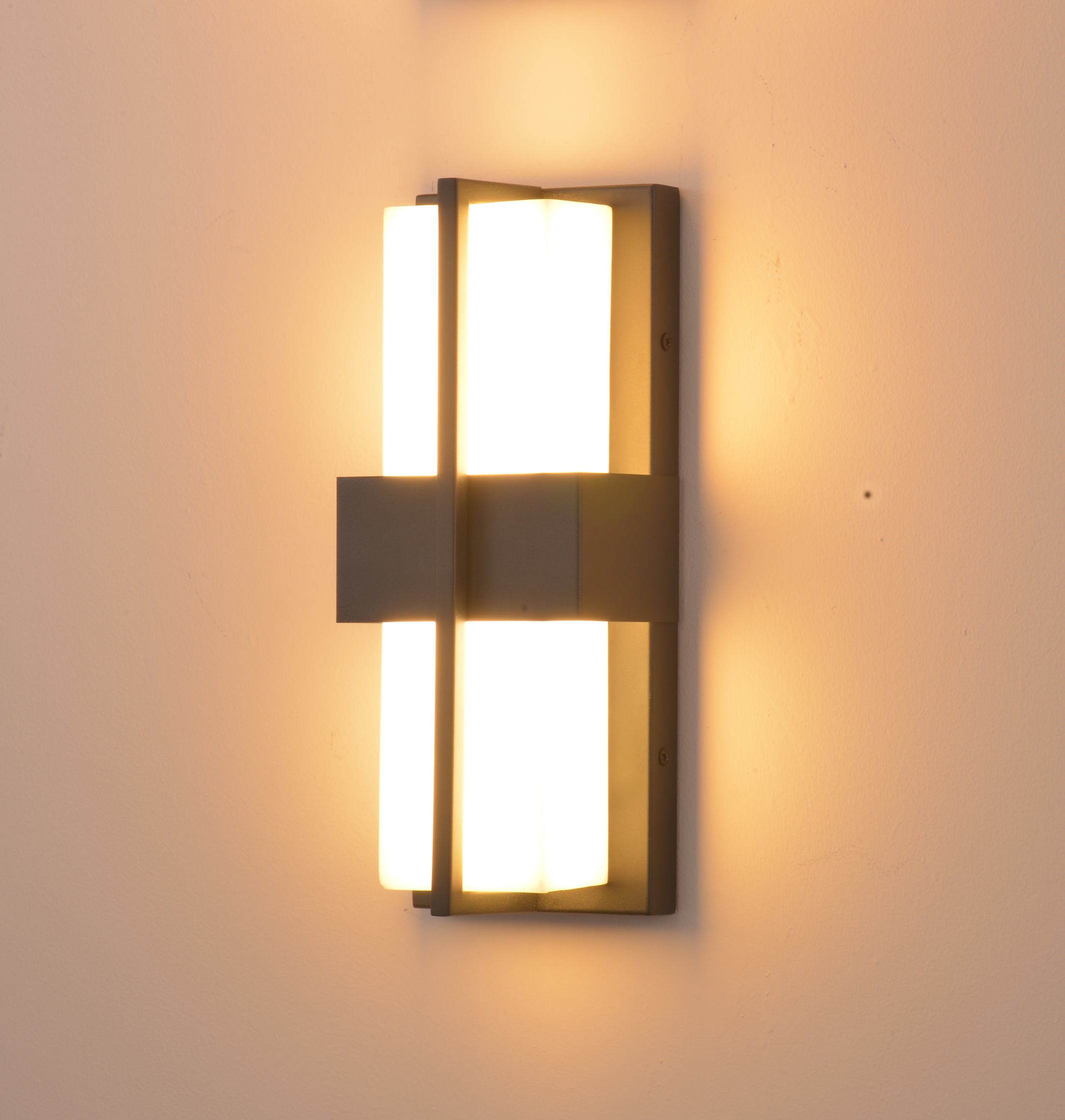 شمعدان حائط معدني هندسي حديث